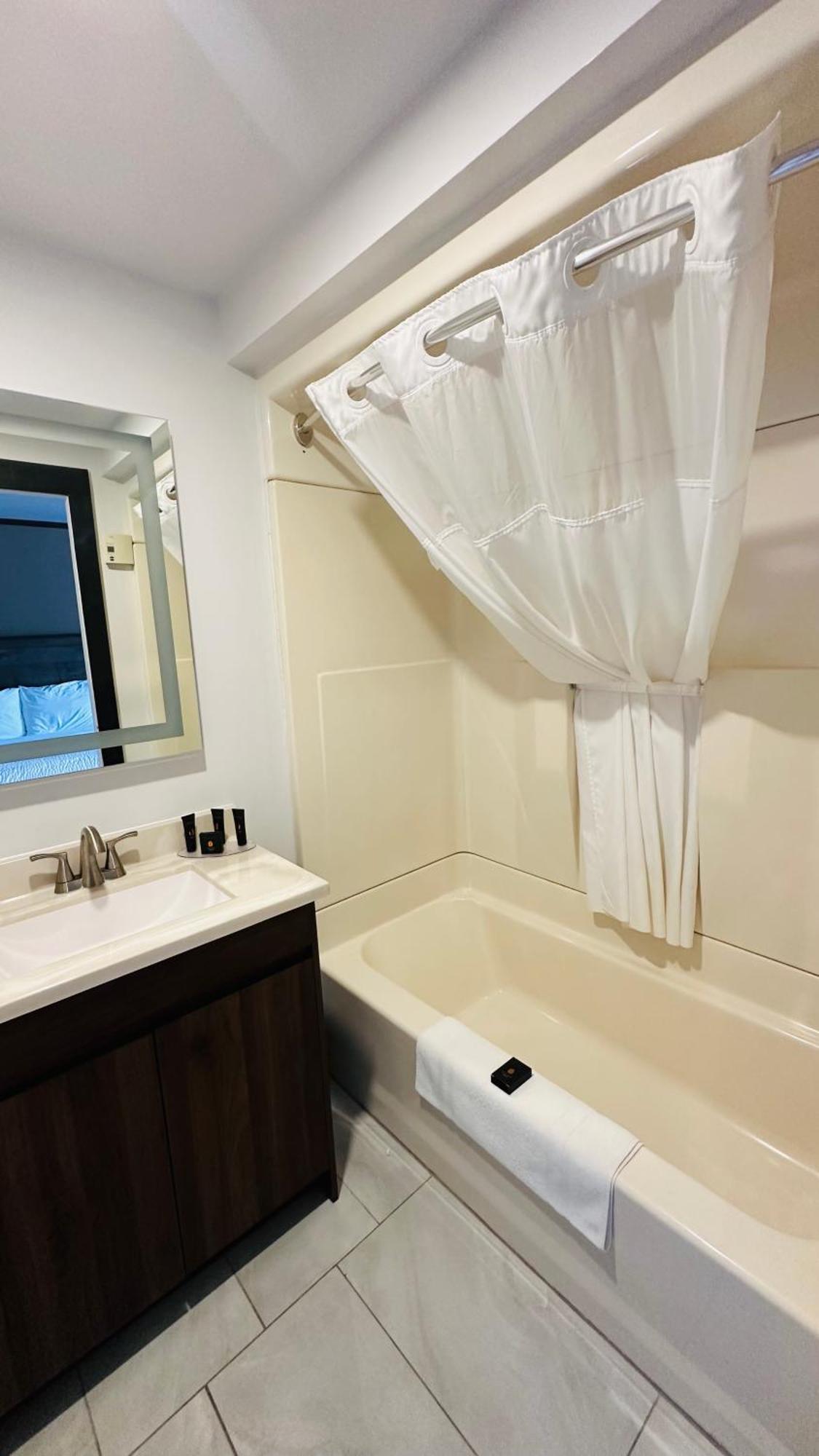 Motel 7 Inn & Suites Beresford Экстерьер фото